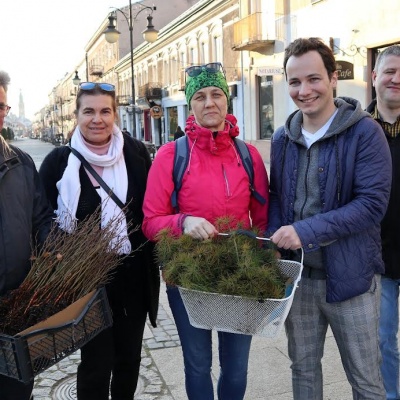 Wręczając sadzonki pragną zazielenic miasto Radom